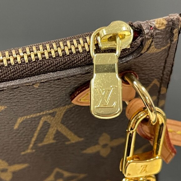 Louis Vuitton Neverfull Monogram Pouch Red Interior (141997) - Picture 3 of 9